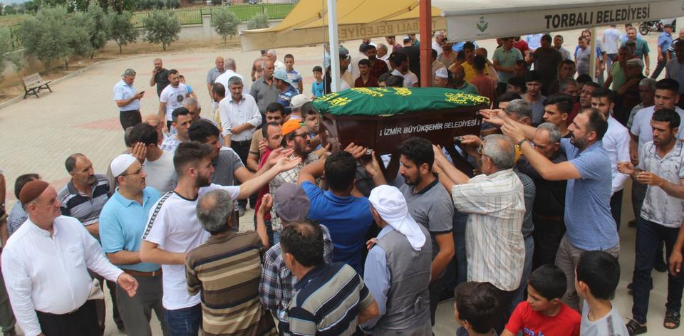 İzmir'in Torbalı ilçesinde, evde çıkan yangında hayatını kaybeden 5 yaşındaki Bakican Arılık'ın cenazesi toprağa verildi. ( Yasin Gülcü - Anadolu Ajansı )