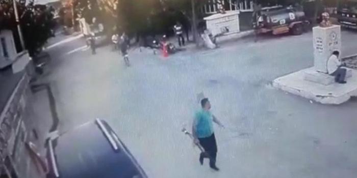 Denizli'nin Pamukkale ilçesinde, cezaevinden izinli çıkan Mehmet Öztürk'ün, Ahmet Alkan (22) ile amcası Süleyman Alkan'ı (52) av tüfeğiyle vurarak öldürdüğü anların, güvenlik kamerasınca kaydedilen görüntüsü ortaya çıktı.
