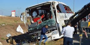 Afyonkarahisar'da yolcu otobüsünün şarampole devrilmesi sonucu 1 kişi öldü, 40 kişi yaralandı. ( Arif Yavuz - Anadolu Ajansı )