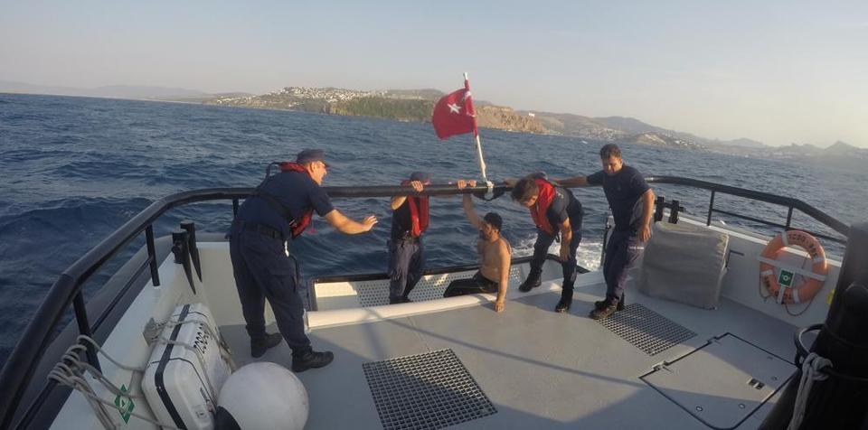 Muğla'nın Bodrum ilçesinde denizde açılan ancak geri dönemeyen tatilci, Sahil Güvenlik ekiplerince kurtarıldı. ( Sahil Güvenlik Komutanlığı - Anadolu Ajansı )