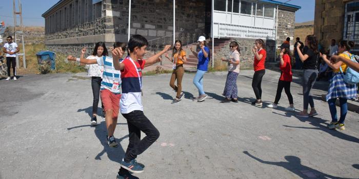 Gençlik ve Spor Bakanlığı tarafından ortak yürütlen 'Biz Anadoluyuz' projesi kapsamında Aydın'dan 40 öğrenci Kars'a gitti.