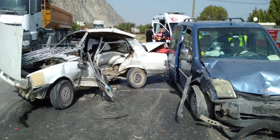 Manisa'nın Şehzedeler ilçesinde hafif ticari araçla otomobilin çarpışması sonucu bir kişi öldü, 3 kişi yaralandı.   ( Jandarma Genel Komutanlığı - Anadolu Ajansı )
