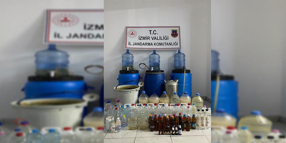 İzmir'in Dikili ilçesinde 462 litre kaçak içki ve 40 litre etil alkol ele geçirildi, 1 şüpheli gözaltına alındı.  ( Jandarma Genel Komutanlığı - Anadolu Ajansı )