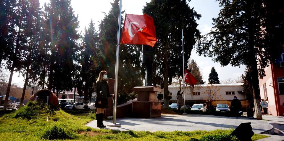 Manisa'nın Sarıgöl ilçesinde, siyasi partilerin kadın temsilcileri 8 Mart Dünya Kadınlar Günü dolayısıyla Atatürk Anıtına çelenk bıraktı. ( Mehmet Akif Sarıhan - Anadolu Ajansı )