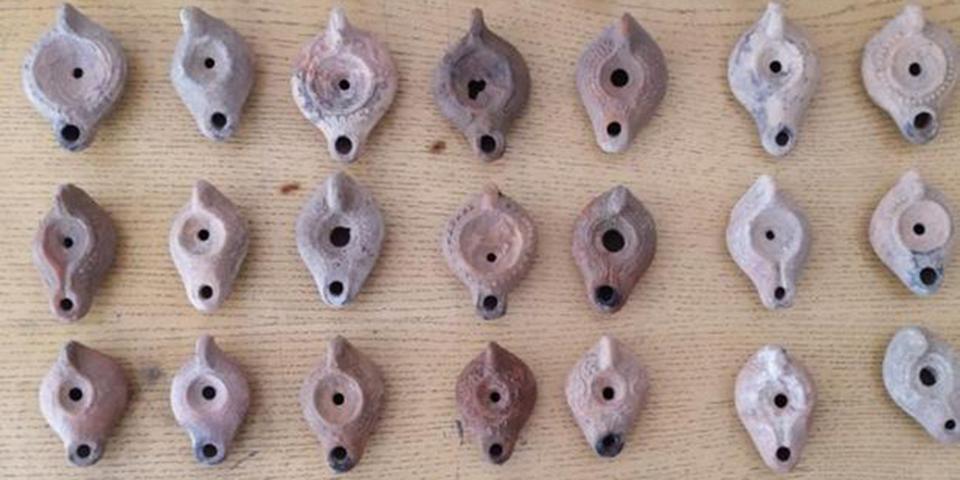 Denizli'nin Honaz ilçesinde Roma dönemine ait olduğu değerlendirilen 44 kandili satmaya çalıştığı belirlenen şüpheli gözaltına alındı.  ( Jandarma Genel  Komutanlığı - Anadolu Ajansı )