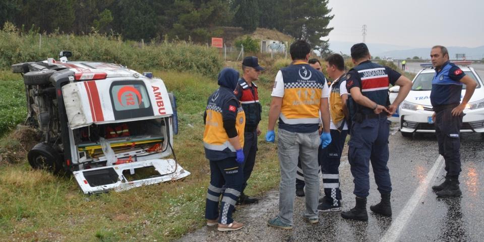Denizli'nin Sarayköy ilçesinde, ambulansın şarampole devrilmesi sonucu 5 kişi yaralandı. ( Büşra Kuru - Anadolu Ajansı )