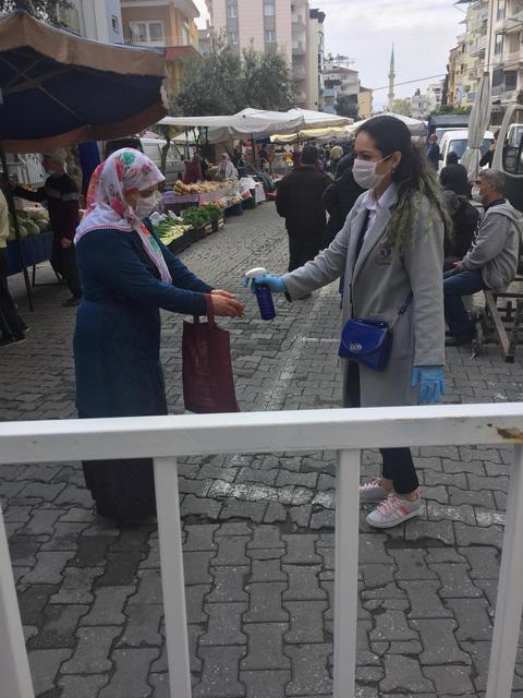 Efe Masa Çarşamba Pazarında da maske ve eldiven dağıttı