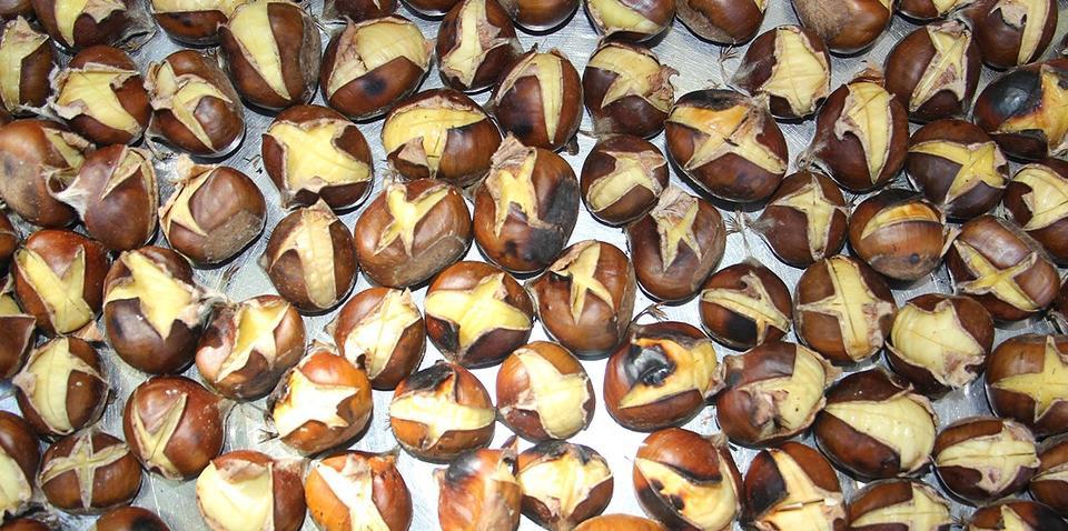 Türkiye'nin önemli kestane üretim merkezlerinden Sinop'un Erfelek ilçesinde hasadı yapılan sezonun ilk kestaneleri, pişirildikten sonra seyyar tezgahlarda kilogramı 80 liradan satılıyor. ( Gökhan Gücüklüoğlu - Anadolu Ajansı )