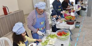 Aydın'ın Germencik ilçesinde bir ilkokulda yapılan yemek yarışmasında babalar, çocuklarıyla birlikte yemek yaptı. ( Necip Uyanık - Anadolu Ajansı )