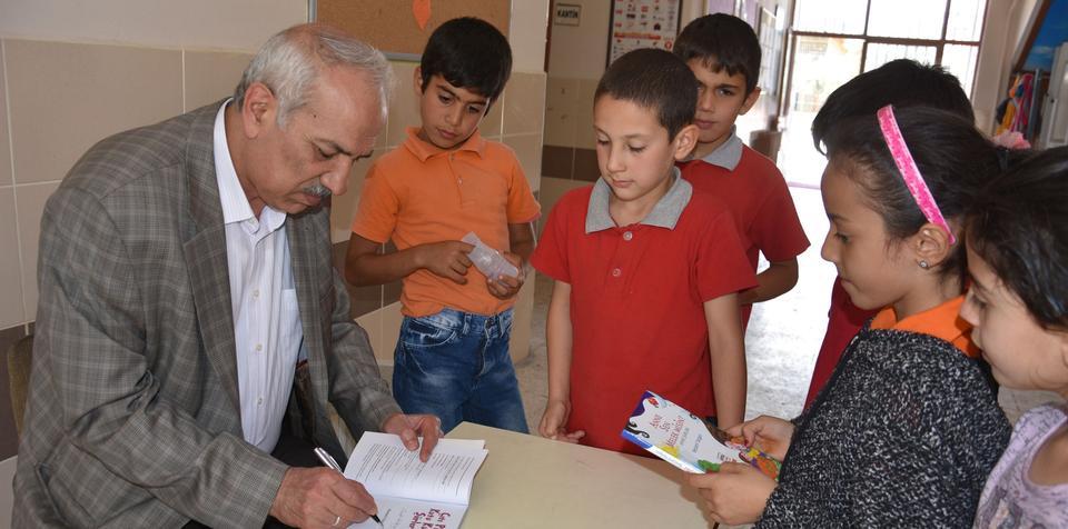Nazilli Belediyesi tarafından gerçekleştirilen Çocuk Edebiyatı Günleri kapsamında Nazilli’ye gelen Ünlü Yazar ve Şair Bestami Yazgan minik okurları için kitaplarını imzaladı.