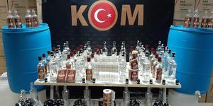 İzmir'de düzenlenen operasyonda 11 bin 583 şişe sahte içki ele geçirildi, 3 şüpheli gözaltına alındı.  ( İl Emniyet Müdürlüğü - Anadolu Ajansı )