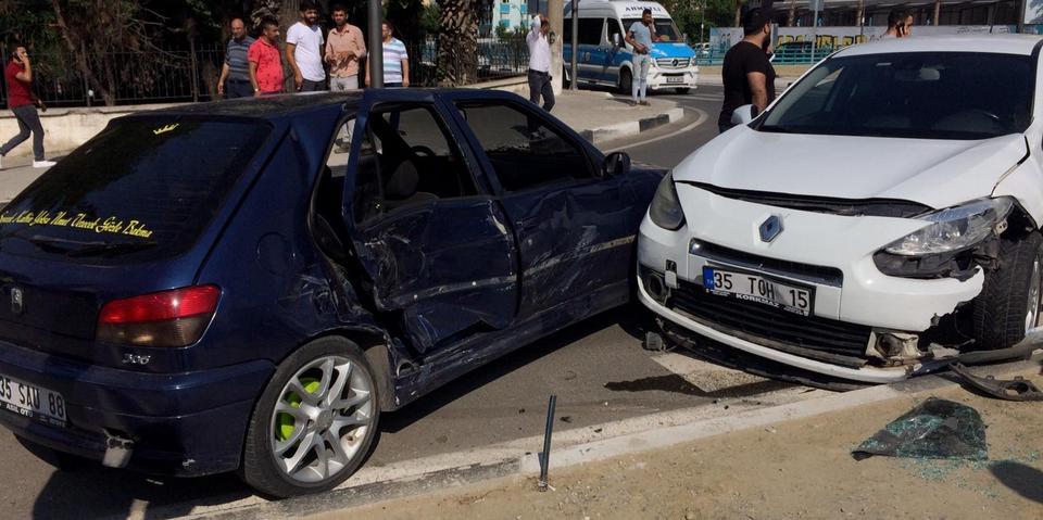 Manisa'nın Turgutlu ilçesinde meydana gelen trafik kazasında 1'i çocuk 3 kişi yaralandı. ( Haluk Satır - Anadolu Ajansı )