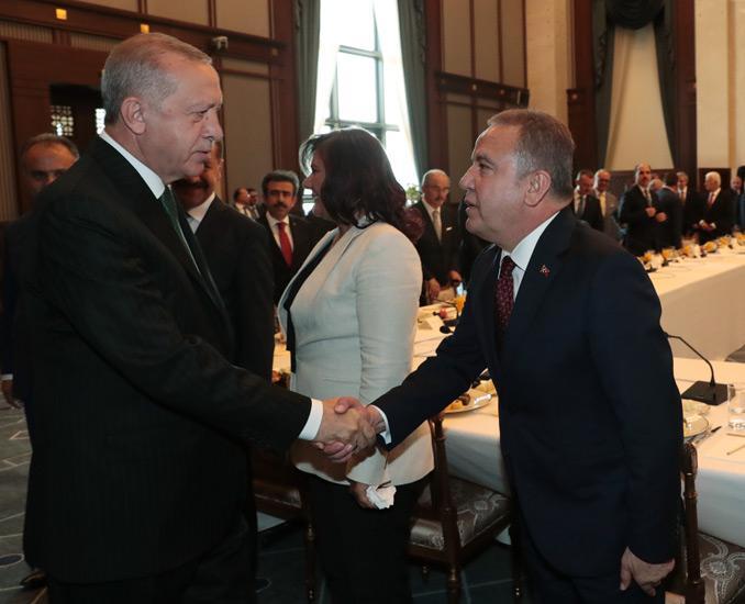 Cumhurbaşkanı Recep Tayyip Erdoğan, Cumhurbaşkanlığı Külliyesi'nde düzenlenen Büyükşehir Belediye Başkanları Toplantısı'nda, "Belediye başkanlarının görevi, devri sabık peşinde koşmak değil, şehirlerine en güzel, kalıcı, verimli hizmetleri getirmek için çalışmaktır" dedi.