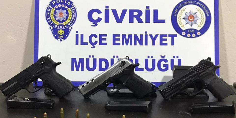 Denizli'nin Çivril ilçesinde silah kaçakçılığı suçlamasıyla 2 kişi gözaltına alındı. Zanlıların iş yerlerinde 3 ruhsatsız tabanca ve çok sayıda mermi ele geçirildi.

  ( Emniyet Genel Müdürlüğü - Anadolu Ajansı )