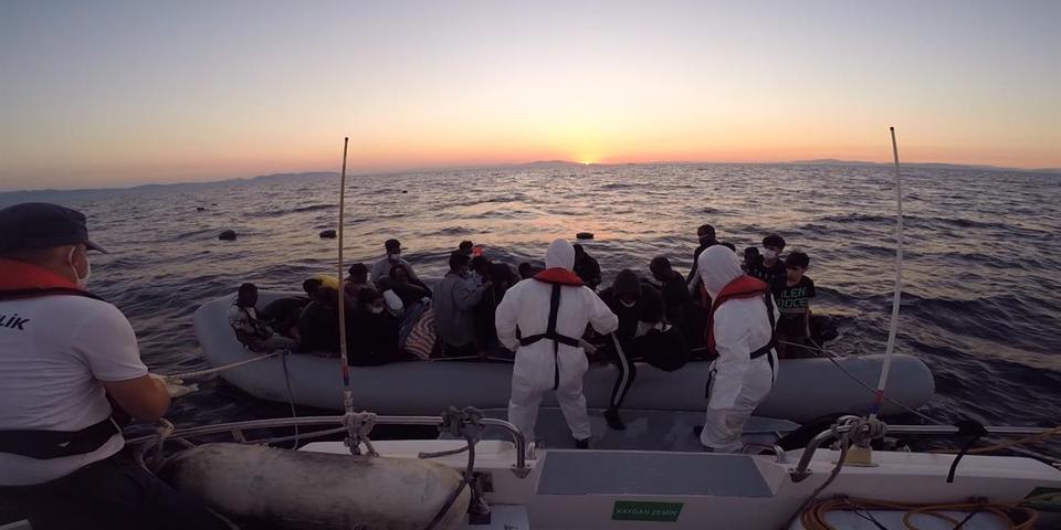 İzmir'in Karaburun ilçesinde Yunan Sahil Güvenliği tarafından Türk kara sularına geri itilen 41 sığınmacı kurtarıldı. ( Sahil Güvenlik Komutanlığı - Anadolu Ajansı )