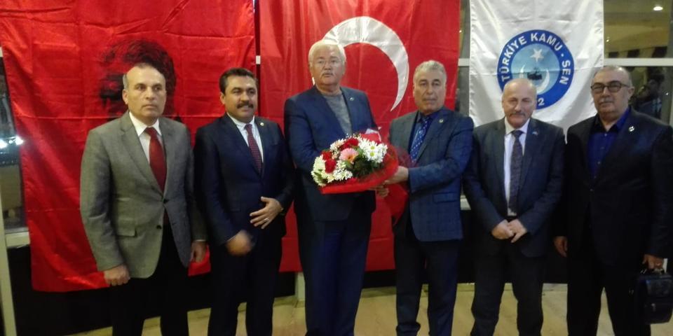 Türkiye Kamu Sen İl Başkanı Ahmet Bozkurt, önceki dönem sendika başkanı Rıdvan Naci Devli’ye plaket takdim edip, hizmetleri için teşekkür etti.