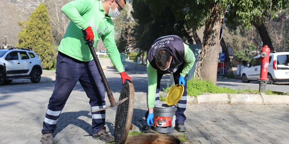 Efeler Belediyesi, halk ve çevre sağlığı için kentin dört bir yanında ilaçlama çalışmalarını aralıksız sürdürüyor.