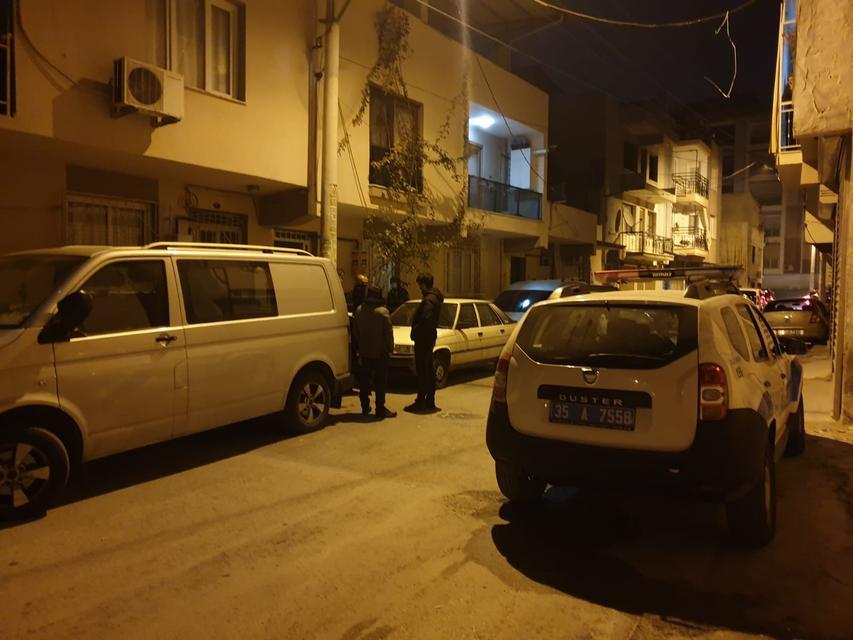 İzmir'in Buca ilçesinde ilaç aldıktan sonra fenalaşan kişi hayatını kaybetti. ( Yusuf Soykan Bal - Anadolu Ajansı )