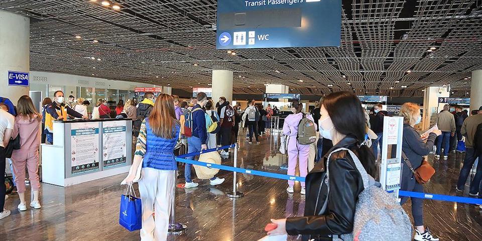 Muğla'da, Rusya'dan gelen turistleri taşıyan uçak, havalimanında "su takı" gösterisiyle karşılandı.