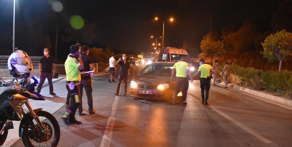 Muğla'nın Bodrum ilçesinde meydana gelen zincirleme trafik kazasında, başka bir kazaya müdahale eden polis memurunun da olduğu 3 kişi yaralandı. Kazanın ardından Bodrum-Milas kara yolu bir süre trafiğe kapandı.  ( Ali Ballı - Anadolu Ajansı )