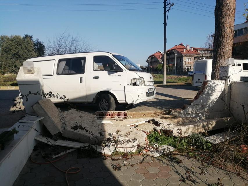 Aydın'ın Nazilli ilçesinde sürücüsünü arı sokan minibüs, evin bahçe duvarına çarptı. ( Mehmet Ali Cintosun - Anadolu Ajansı )