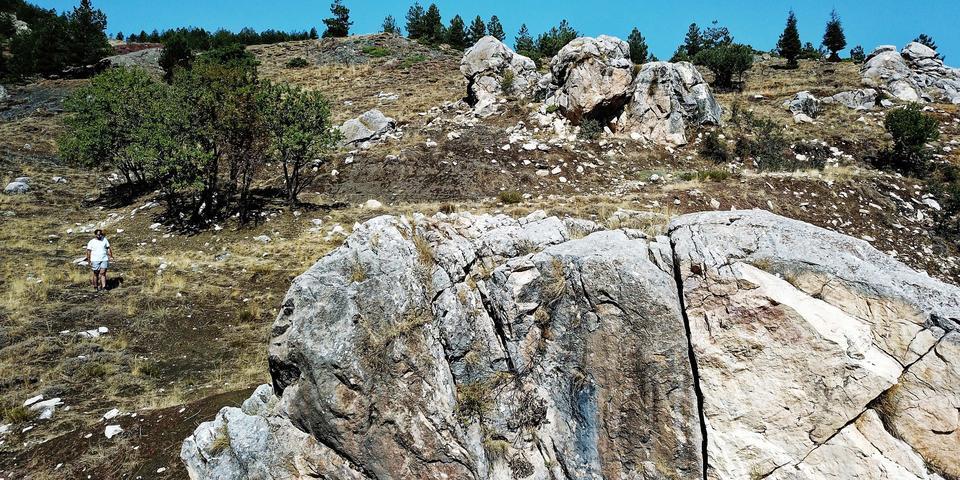 Muğla'nın Seydikemer ilçesinde bir çobanın bulduğu kaya resimleri üzerinde çalışmalar titizlikle yürütülüyor. ( Durmuş Genç - Anadolu Ajansı )