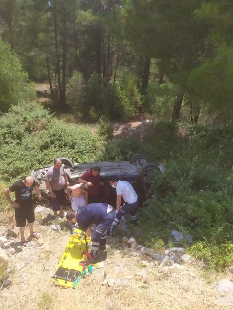 Muğla'nın Menteşe ilçesinde, otomobilin şarampole devrilmesi sonucu 5 kişi yaralandı. ( Muğla İtfaiyesi - Anadolu Ajansı )