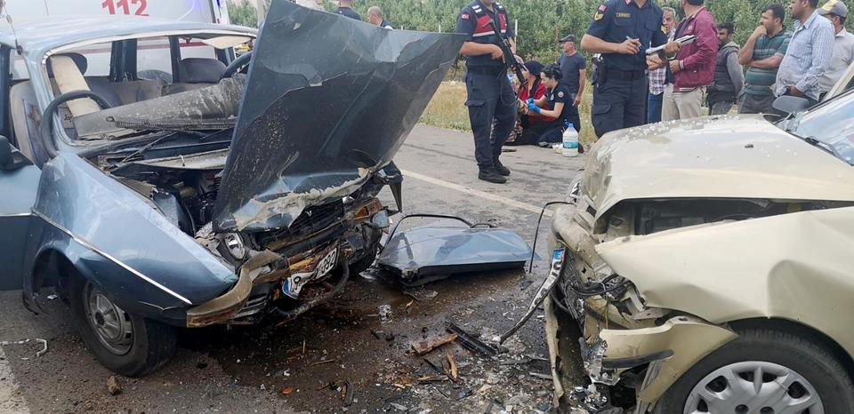 Muğla'nın Seydikemer ilçesinde iki otomobilin çarpışması sonucu 6 kişi yaralandı. ( Muğla itfaiyesi - Anadolu Ajansı )