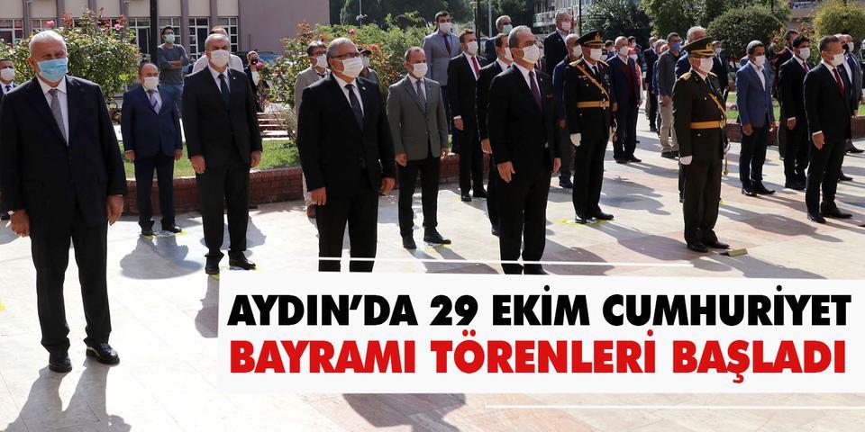 Aydın'da 29 Ekim Cumhuriyet Bayramı törenleri, Atatürk Anıtı'na çelenk sunulmasıyla başladı.   ( Ferdi Uzun - Anadolu Ajansı )