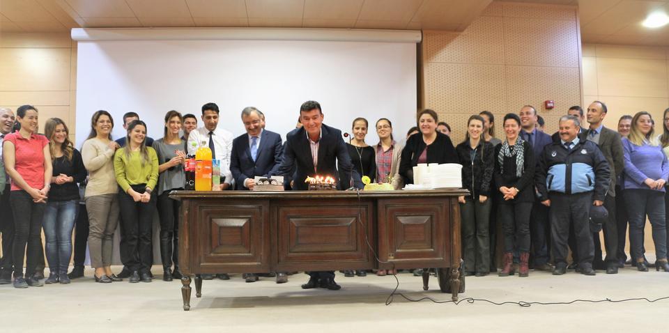Germencik Belediyesi personeli, yeni yaşına giren Germencik Belediye Başkanı Ümmet Akın’a sürpriz bir doğum günü düzenledi.