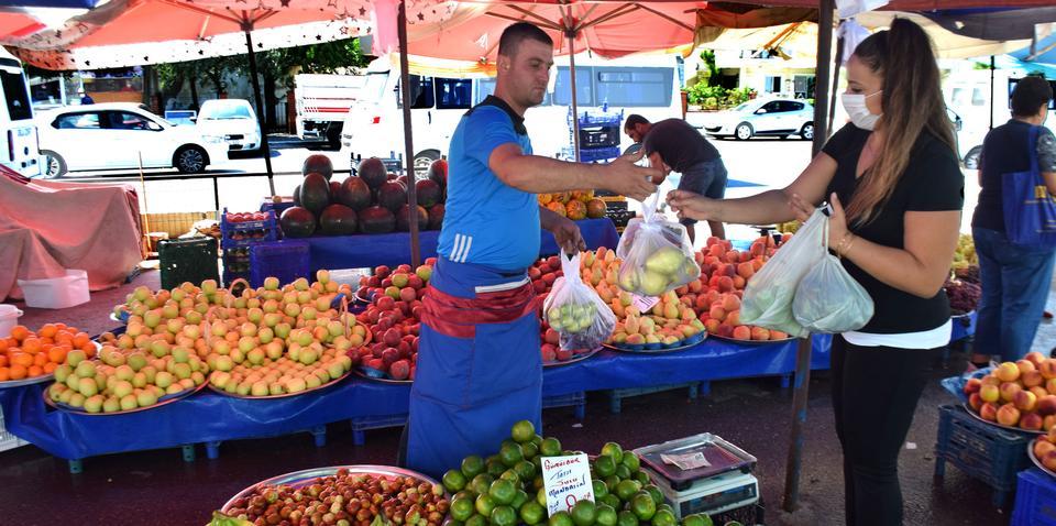 Urla’nın şirin balıkçı kasabası Çeşmealtı’nda deniz kenarına kurulan semt pazarı farklı gıda ürünlerini, en taze haliyle müşteriyle buluşturuluyor.