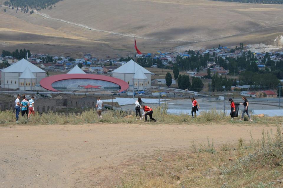 Gençlik ve Spor Bakanlığı tarafından ortak yürütlen 'Biz Anadoluyuz' projesi kapsamında Aydın'dan 40 öğrenci Kars'a gitti.