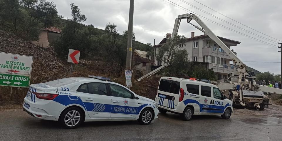 Muğla'nın Milas ilçesinde bir inşaatın temel çalışmaları sırasında beton pompasının kopan kolunun altında kalan işçi hayatını kaybetti. ( Volkan Yıldız - Anadolu Ajansı )