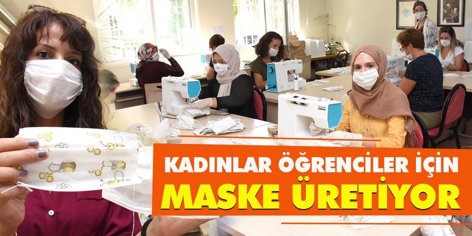 Aydın'ın Germencik ilçesinde "Güçlü Kadınlar, Güçlü Yarınlar Projesi" kapsamında Halk Eğitim Merkezi'ndeki gönüllü öğretmen ve kursiyerler, dezavantajlı bölgelerdeki öğrenciler için maske üretiyor.