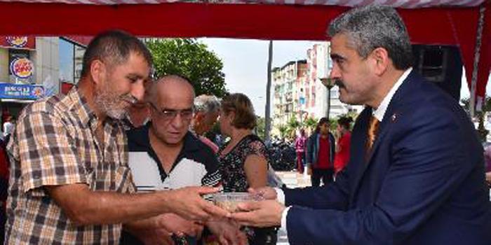 Nazilli Belediyesi birlik, beraberlik ve paylaşımların arttığı Muharrem ayında 10 bin kişiye aşure ikramı yaptı.