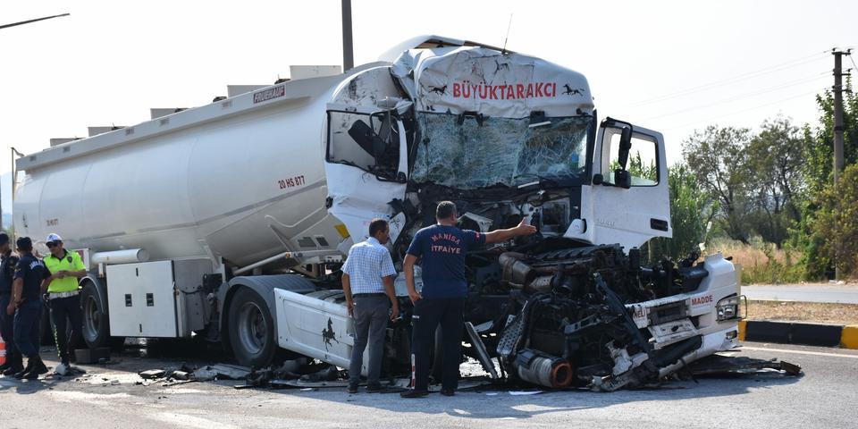Manisa'nın Ahmetli İlçesinde, akaryakıt yüklü tır, kamyona arkadan çarpışması sonucu 1 kişi ağır yaralandı. ( Haluk Satır - Anadolu Ajansı )