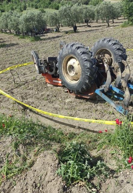 Manisa'nın Saruhanlı ilçesinde tarlada çalışırken devrilen traktörün sürücüsü yaşamını yitirdi. ( Ahmet Bayram - Anadolu Ajansı )