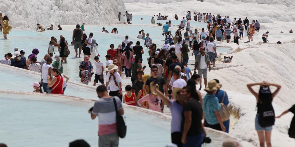 UNESCO Dünya Mirası Listesi'nde yer alan Pamukkale'yi, 30 Temmuz-3 Ağustos 2020 tarihleri arasındaki Kurban Bayramı tatilinde, 20 bin kişi görme fırsatı buldu.  ( Sebahatdin Zeyrek - Anadolu Ajansı )