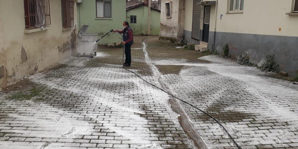 Efeler’de sokaklar köpüklü ve tazyikli suyla yıkanıyor