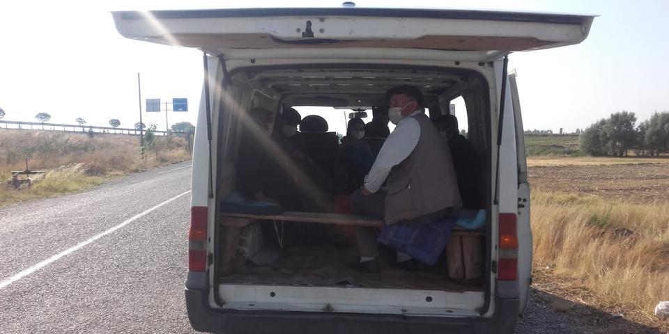 Afyonkarahisar'ın Sandıklı ilçesinde ekipler, kamyonetlerin arkasına tahtadan oturak yapıldığını ve köylerden ilçe merkezine yolcu taşındığını belirledi. Korsan taşımacılık yapan iki kamyonet sürücüsüne 5 bin 120 lira cezai işlem uygulandı.