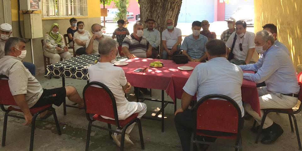 İYİ Parti Aydın Milletvekili Aydın Adnan Sezgin, Efeler İmamköy Mahallesi’nden başlayan ve 3 gün boyunca süren yangın nedeniyle mağdur olan vatandaşlarla bir araya geldi.
