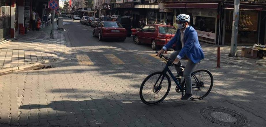 Soma Kaymakamı Fatih Akkaya, 16-22 Eylül tarihleri arasında kutlanan Avrupa Hareketlilik Haftası kapsamında hareketliliğe dikkat çekmek için makamına bisikletle geldi. ( Soma Kaymakamlığı  - Anadolu Ajansı )
