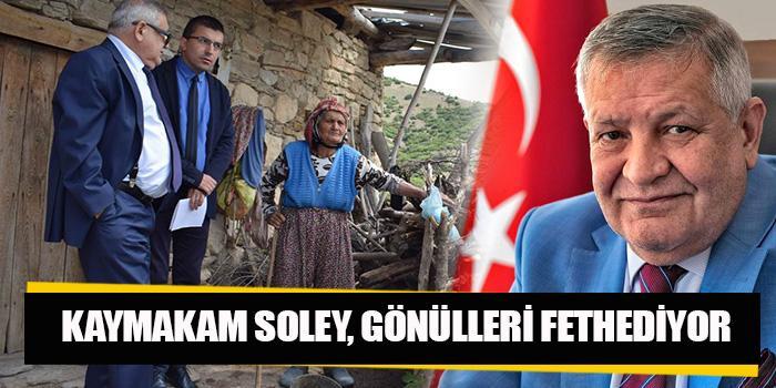 İlçenin kırsal mahallelerinden Dedeler Mahallesi’ne ziyaret eden Karacasu Kaymakamı Ahmet Soley, yaşlı ve mağdur vatandaşların sorunlarını dinledi.