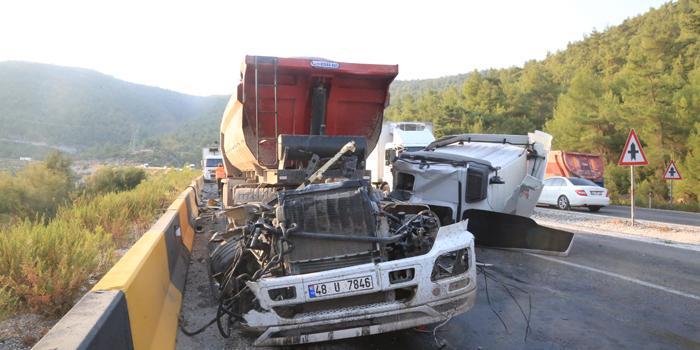 Muğla'nın Milas ilçesinde tır ile sebze ve meyve yüklü kamyonun çarpması sonucu 1 kişi yaralandı. ( Volkan Yıldız - Anadolu Ajansı )