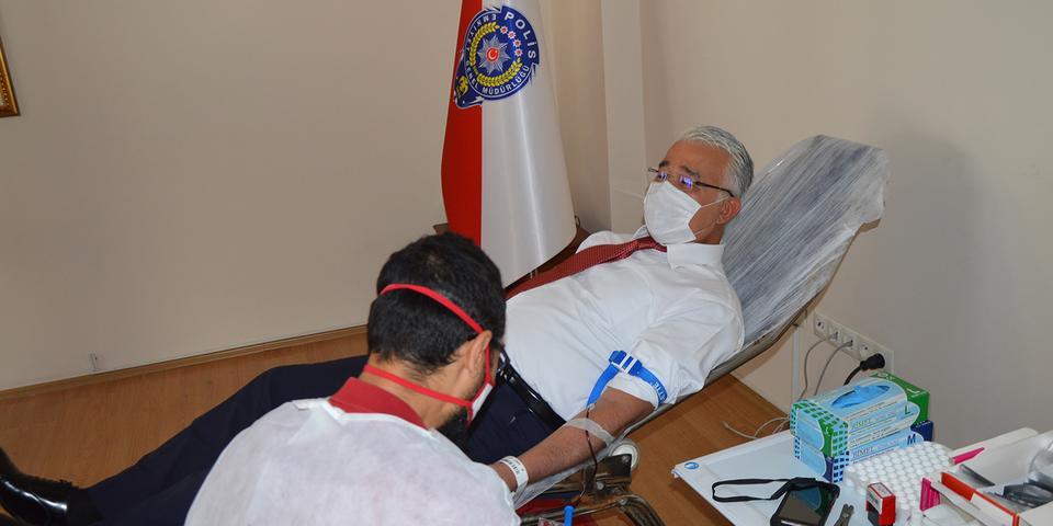 Aydın İl Emniyet Müdürlüğü Teşkilatı tükenen kan stoklarına destek amaçlı kan bağışında bulundu. İl Emniyet Müdürü Mehmet Suat Ekici, “Kanımızla, canımızla vatanımızın emrindeyiz” dedi.