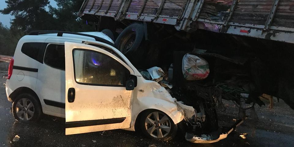 Denizli'nin Pamukkale İlçesi Cankurtaran mevkisinde meydana gelen trafik kazasında 1 kişi öldü, 2 kişide yaralandı. ( Zekican Şenkaya - Anadolu Ajansı )
