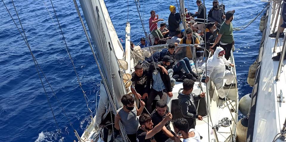 Muğla'nın Marmaris ilçesinde, Yunan sahil güvenlik unsurlarınca Türk kara sularına itilen 63 sığınmacı kurtarıldı. ( Sahil Güvenlik Komutanlığı - Anadolu Ajansı )