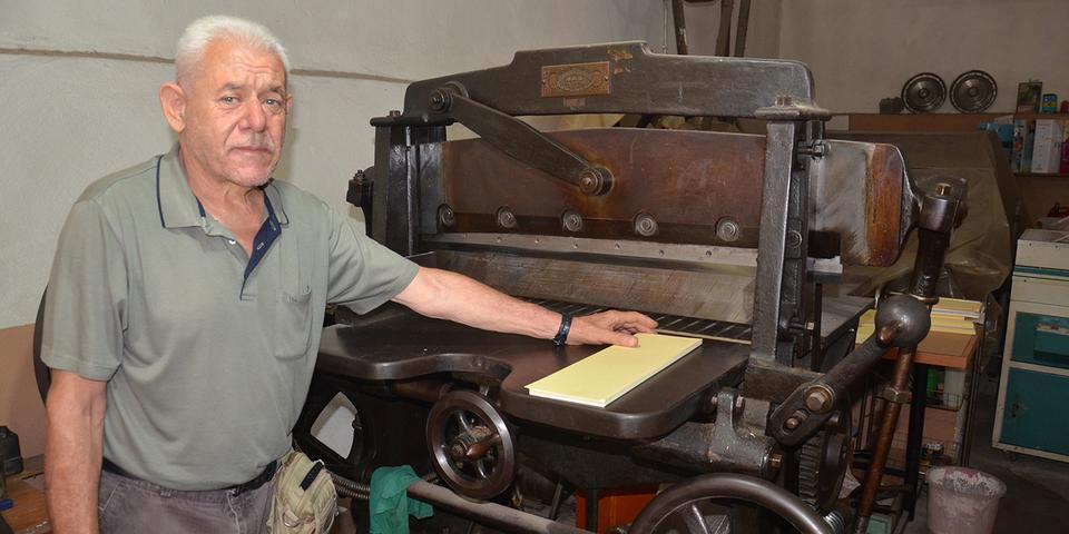 Aydın’ın Efeler ilçesinde 62 yıllık matbaasında baskı işlerini sürdüren Yavuz Kolalı (fotoğrafta), tarihe tanıklı eden matbaa makinelerini müzede sergilemek istiyor. ( Gökhan Düzyol - Anadolu Ajansı )