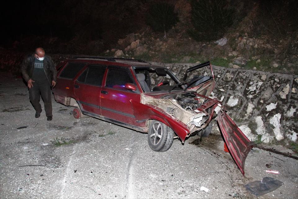 Manisa'nın Kula ilçesinde tekerlerinden birinin kopması sonucu şarampole devrilen otomobilin sürücüsü ağır yaralandı. ( Kamil Altıparmak - Anadolu Ajansı )