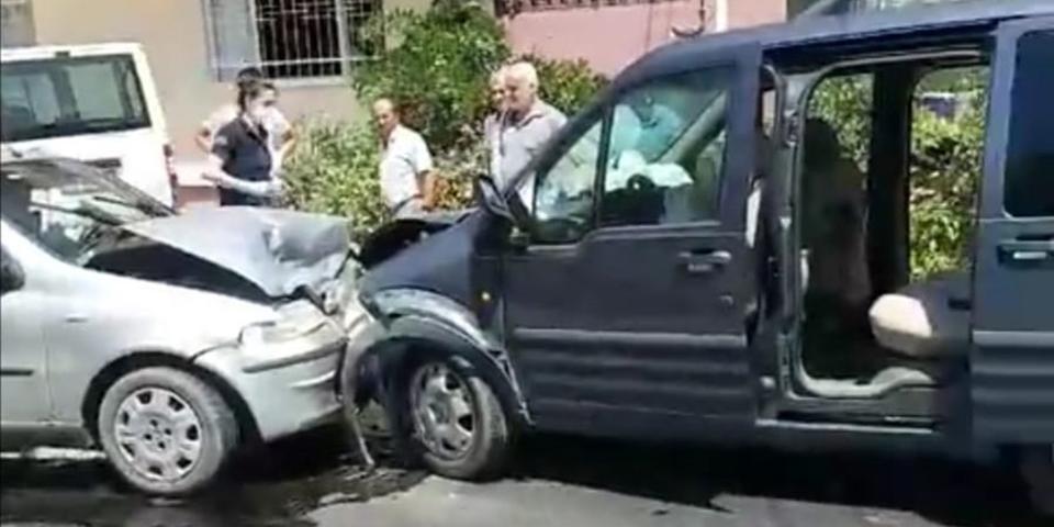 Aydın'ın Nazilli ilçesinde hafif ticari araçla otomobilin çarpışması sonucu 1'i ağır 12 kişi yaralandı. ( Aydın İl Jandarma Komutanlığı - Anadolu Ajansı )
